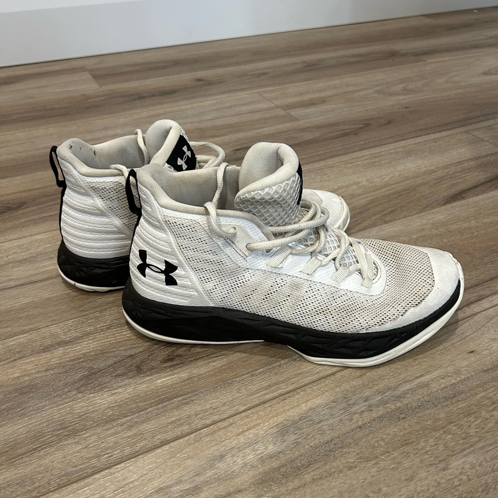 Basketball shoes